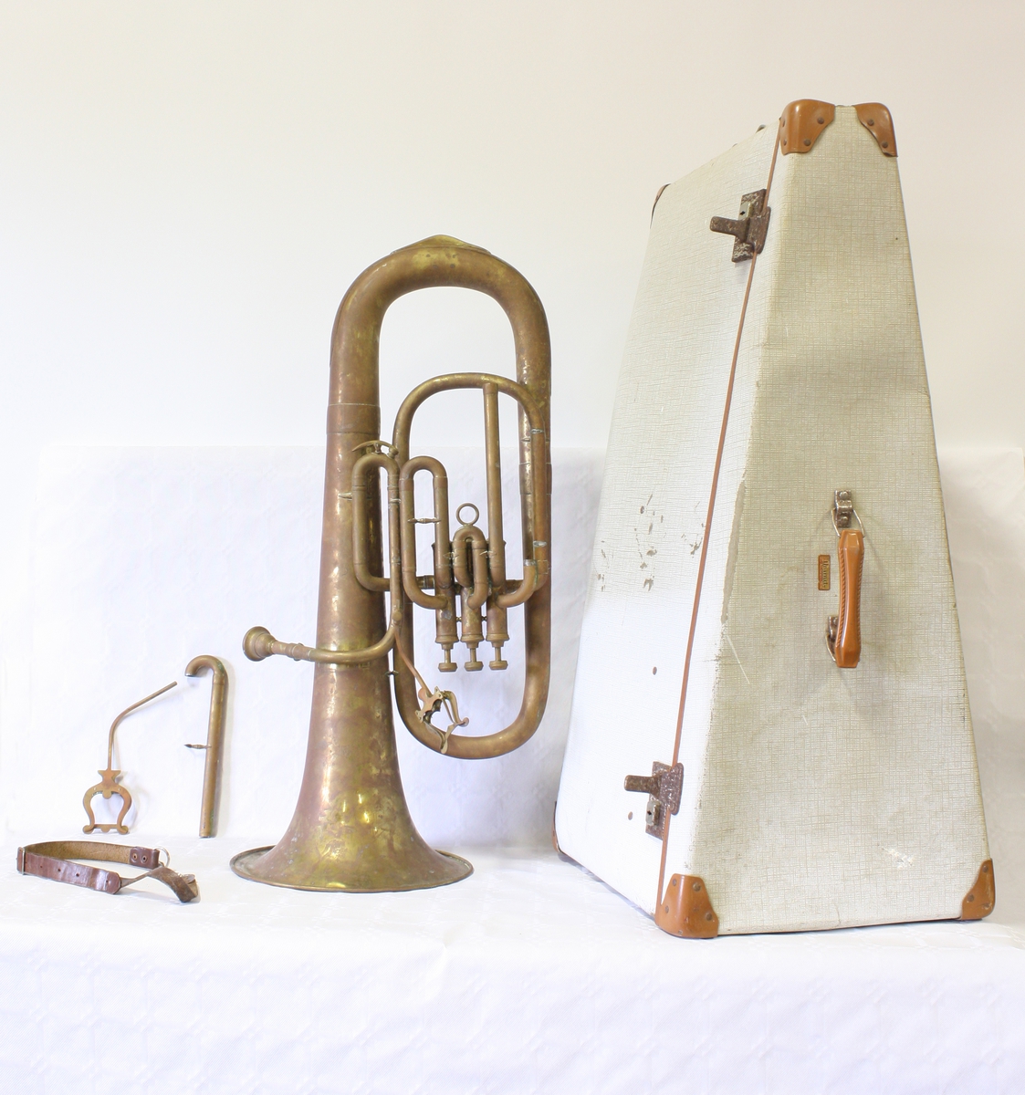 Blåseinstrument med tre ventiler, likner en liten tuba i fasongen. Eufoniumen har en oppbevaringskasse tilpasset dens form.
