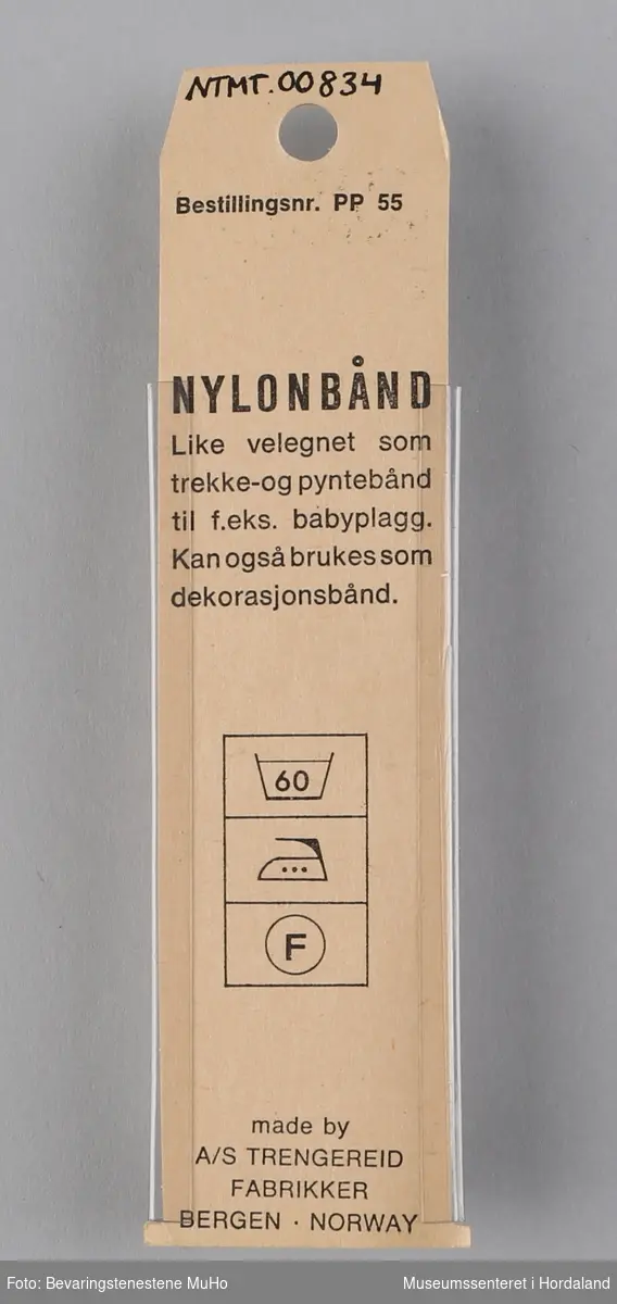 Ein pakke kvitt nylonband frå Trengereid Fabrikker i Bergen, i uopna emballasje. 

"Nylonbånd - Like velegnet som trekke- og pyntebånd til f.eks. babyplagg. Kan også brukes som dekorasjonsbånd."