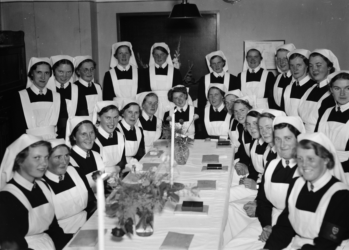 Grupporträtt - hemsystrar, sannolikt i Uppsala stads hemsysterskola, Odensgatan 16, Uppsala 1941