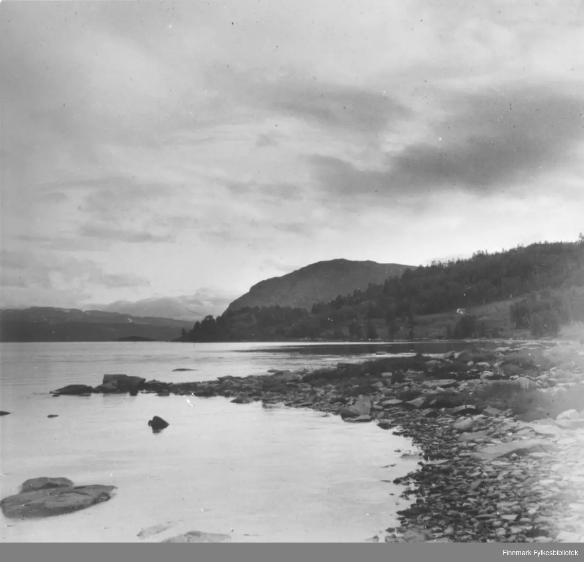 Landskapsbilde fotografert muligens i Adamsfjord, Lebesby.