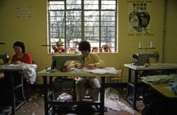 Kvinnelige båtflyktninger med symaskiner i Tuen Mun flyktnin