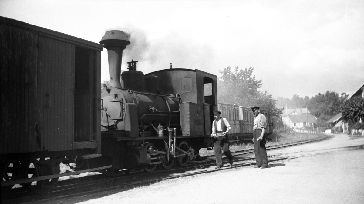 Lokomotiv nr. 2 og personale på Lillesand stasjon på Lillesand-Flaksvandbanen.