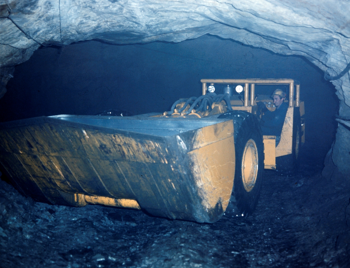 Odd Aasløkk kjører en Schopf lastemaskin i gruva. Denne ble brukt til å laste malm i gruva.