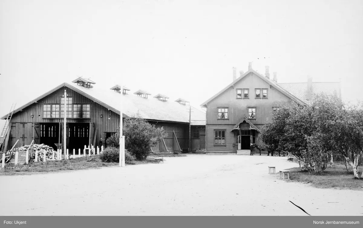 Røros stasjon med stasjonsbygningen og toghallen Norsk Jernbanemuseum