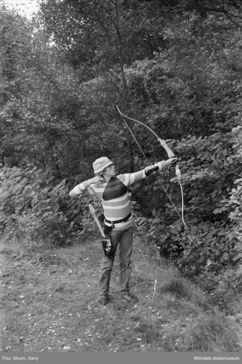 Bågskytt i Lindome bågskytteklubb, år 1983. Morgan Lundin.

För mer information om bilden se under tilläggsinformation.