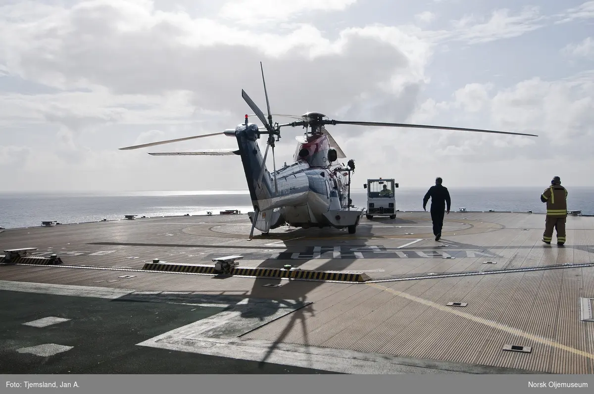 Helikopter av typen Super Puma fra CHC Helikopter Service slepes ut av hangaren på Valhall PH.  Dette helikopteret ble brukt i shutteltrafikk i området frem til 2014 da Bristow Helicopters overtok denne tjenesten.