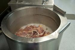 Kjøtt er blant ingrediensene i "dagens" mat på Valhall PH.