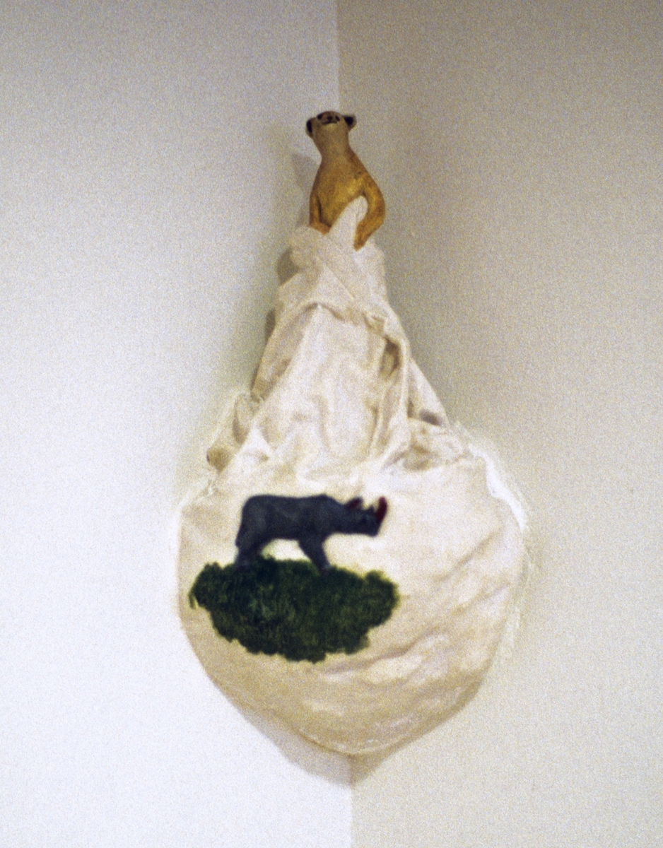 Motivene i objektene er dyr som enten er oppstilt alene eller sammen med andre. Kunstnerens intensjon har vært å finne frem til hverdagslige, ufarlige, gjerne underfundige situasjoner eller oppstillinger som dyrene befinner seg i.  Plasseringen av objektene er også tenkt ut i fra at de henvender seg til barn i første rekke. Mange av dem er montert i lav høyde og kan berøres, noen er nærmest litt bortgjemt og noen høyt oppe på veggen.