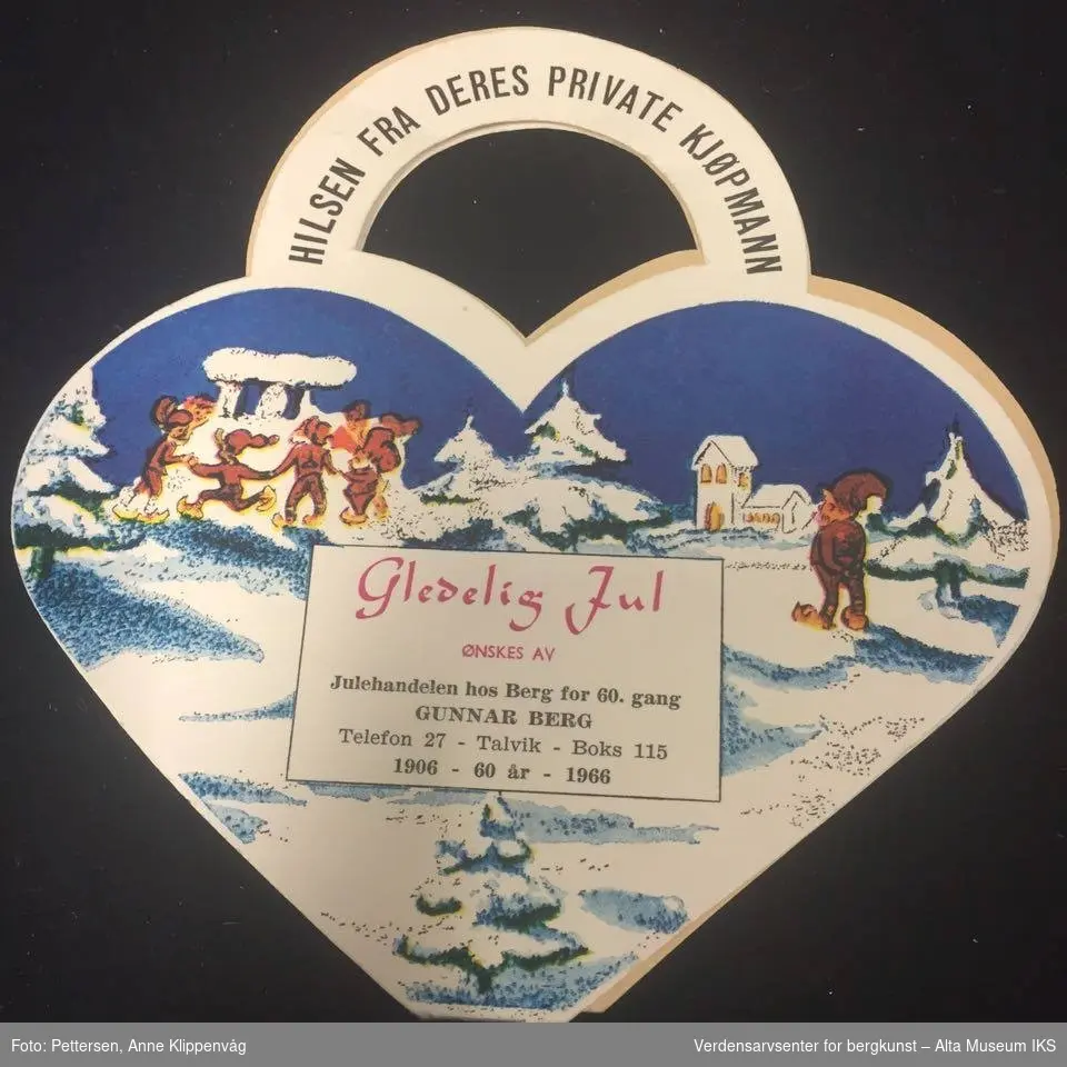 To sanghefter i papir formet som hjerteformede julekurver. Ulike julemotiv på fremsiden og baksiden.