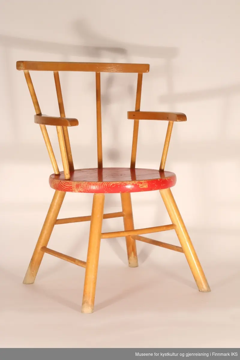 To tre-/pinnestoler for barn, rødmalt sitteplate. 1960-talls.