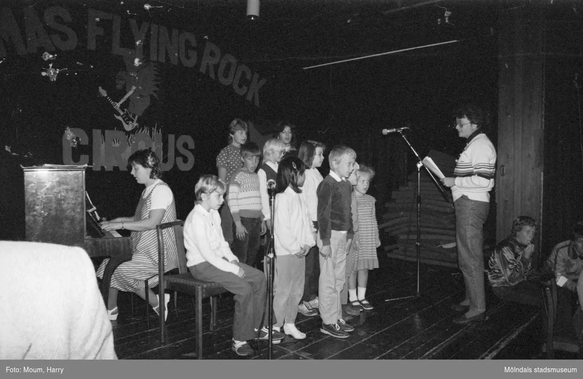 Föreningarnas dag på Almåsgården i Lindome, år 1983. Lindome Frikyrkoförsamlings barnkör.

För mer information om bilden se under tilläggsinformation.