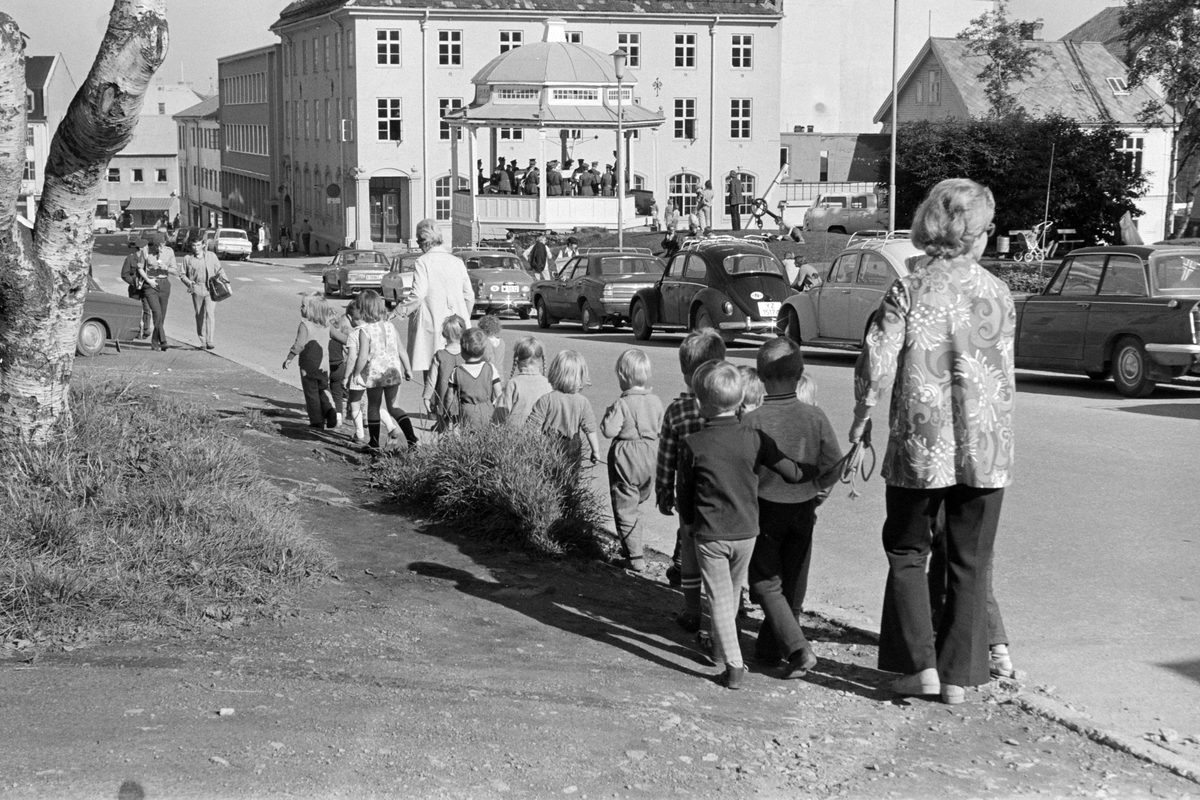 Barnehagebarn på tur nedover Hans Egedes gate.