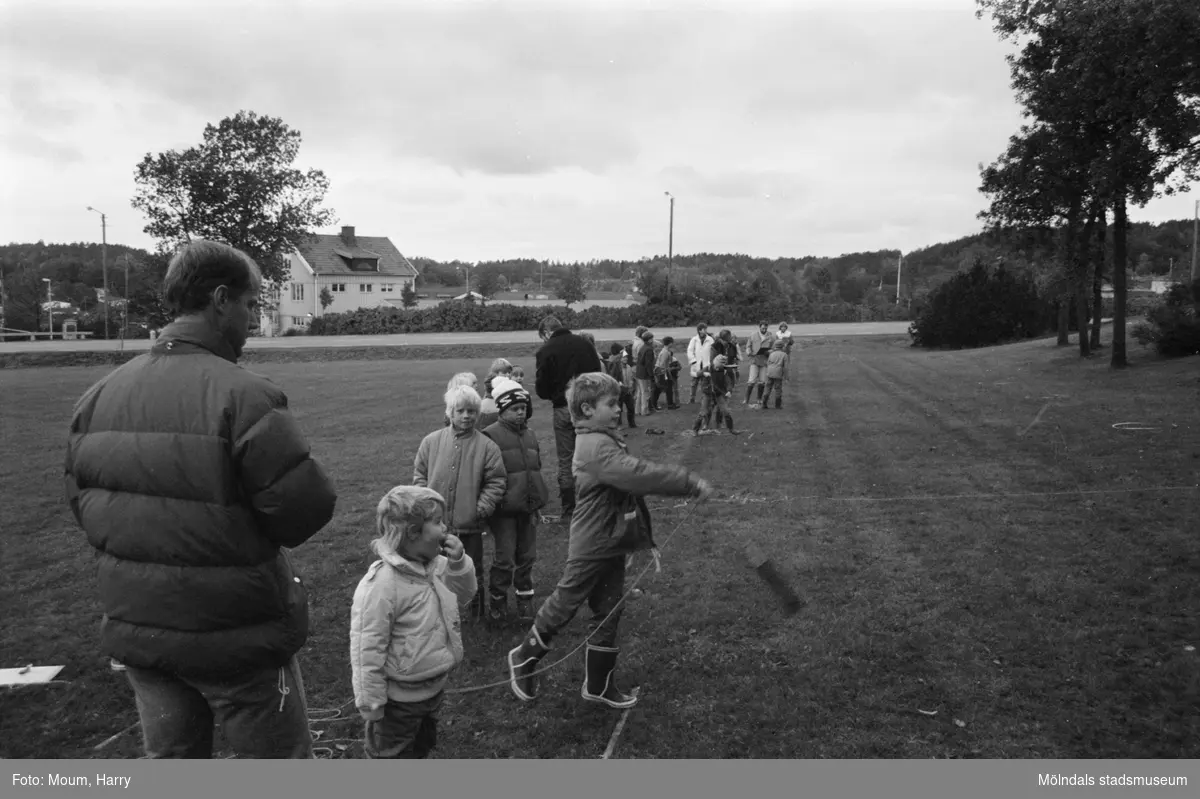 Annestorpsdalens scoutkår anordnar distriktstävlingar från scoutgården vid Konditorivägen i Lindome, år 1983.

För mer information om bilden se under tilläggsinformation.