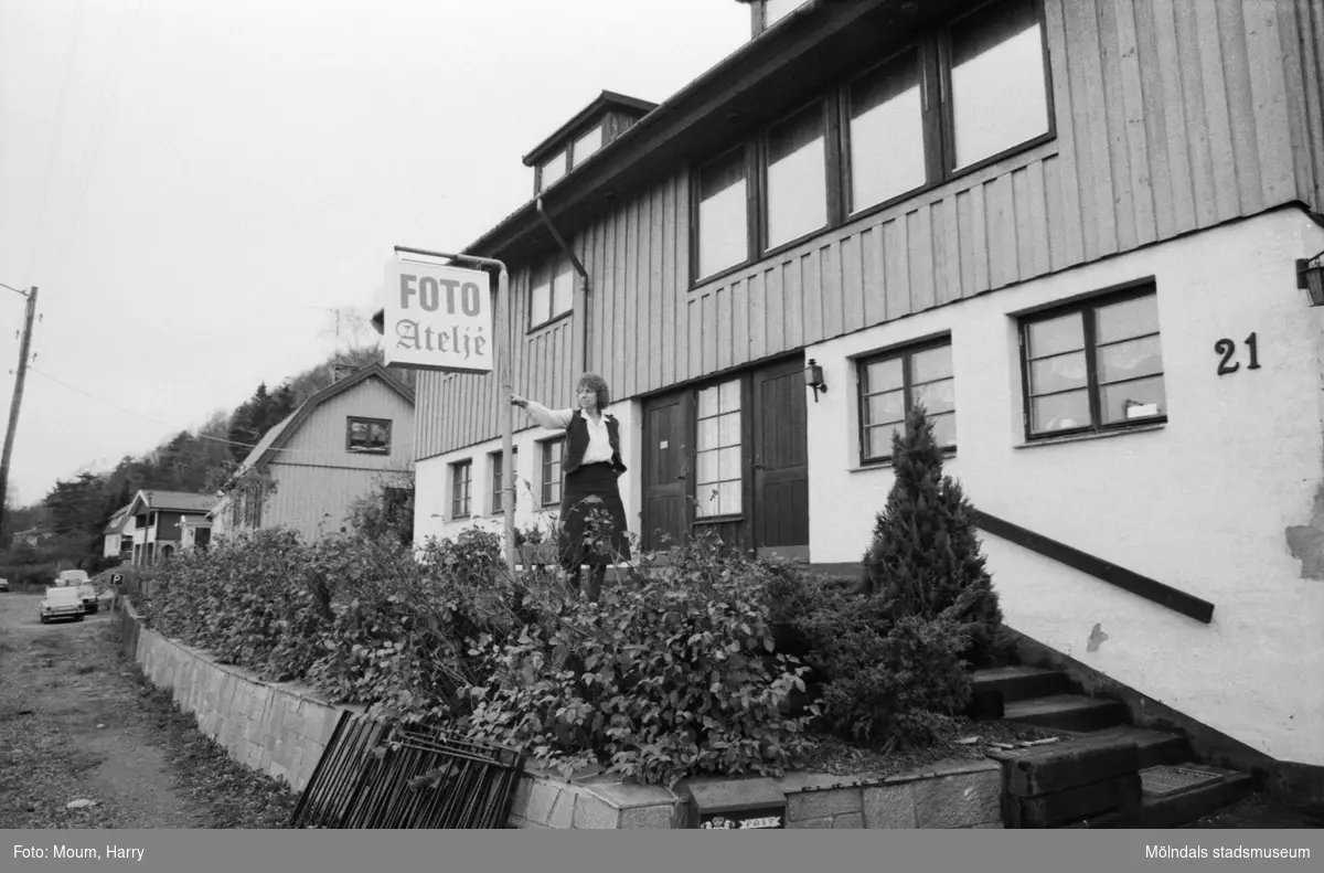 Wally Holmberg har öppnat fotoatelje i sin villa vid Gamla Riksvägen i Kållered, år 1983.

För mer information om bilden se under tilläggsinformation.