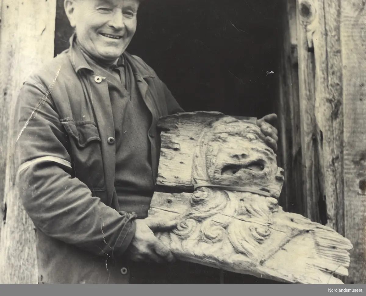 Håkon Utheim med en løvefigur utskåret i trefjøl.