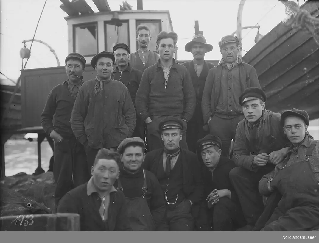 Tretten menn fotografert ombord i ei skøyte.