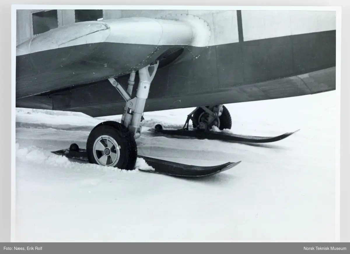 Detalj fra flyet 5-A "Finnmark": hjul og skimeier på snø.
