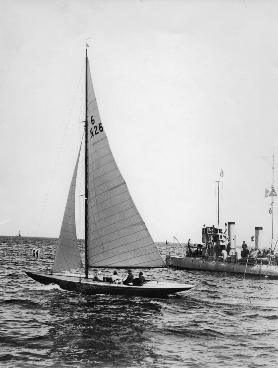 Från seglingarna utanför Sandhamn 11 juli 1928 om Guldpokalen, som 6-N26 FIGARO V vann. Till höger i bild torpedbåten CASTOR.