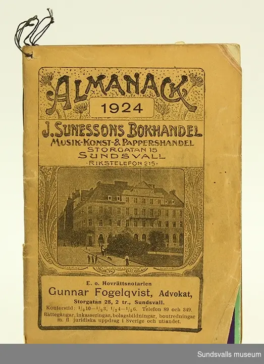 1924- års almanacka innehållande såväl information om datum, helgdagar, solens upp- och nergång som för orten verksamma företags reklamtryck.