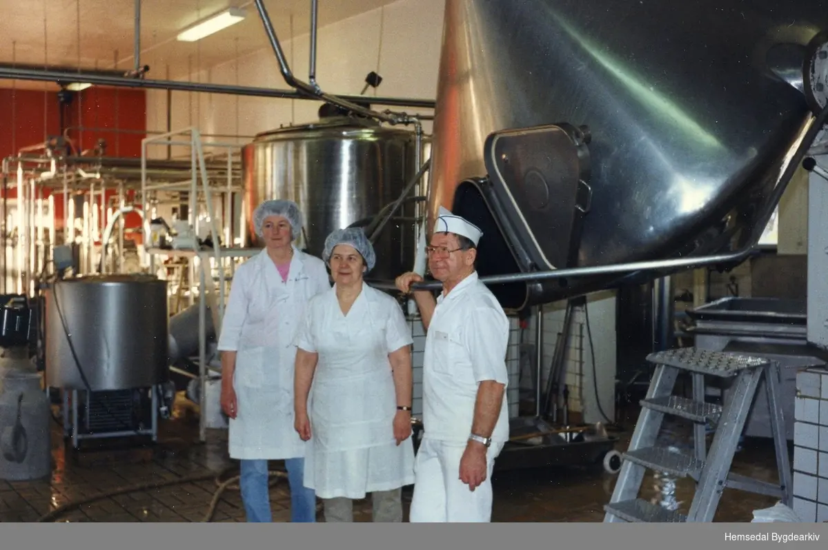 Frå Hemsedal Meieri. Dette er frå siste dagen i 1987 det vart kinna smør i Hemsedal Meieri.
Frå venstre: Liv Mythe, Tora Eggestøl og Ejvind Larsen.