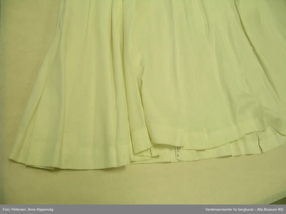 Form: Lang kjole m/rysjekanter og knapper + bånd til bukett

