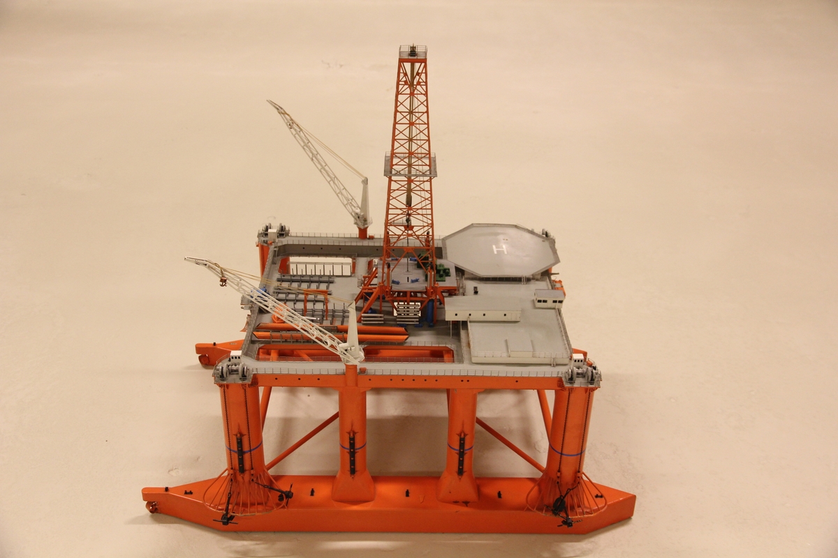 Modell av boreplattform  i dårlig stand. 2 skrog med propeller.Boretårn.