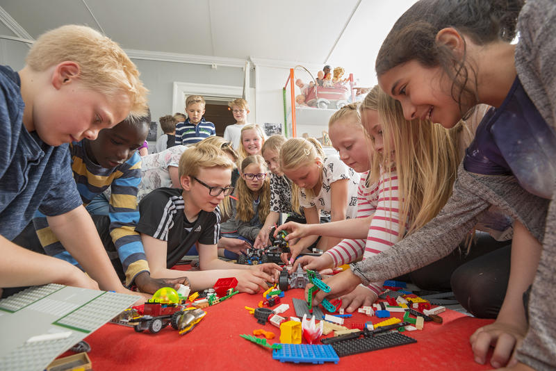 Skoleklasse leker med lego i leketøysutstilling (Foto/Photo)