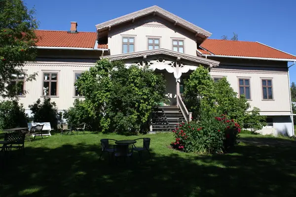 Kvinnemuseet med blomsterbed og sveitserstilveranda (Foto/Photo)