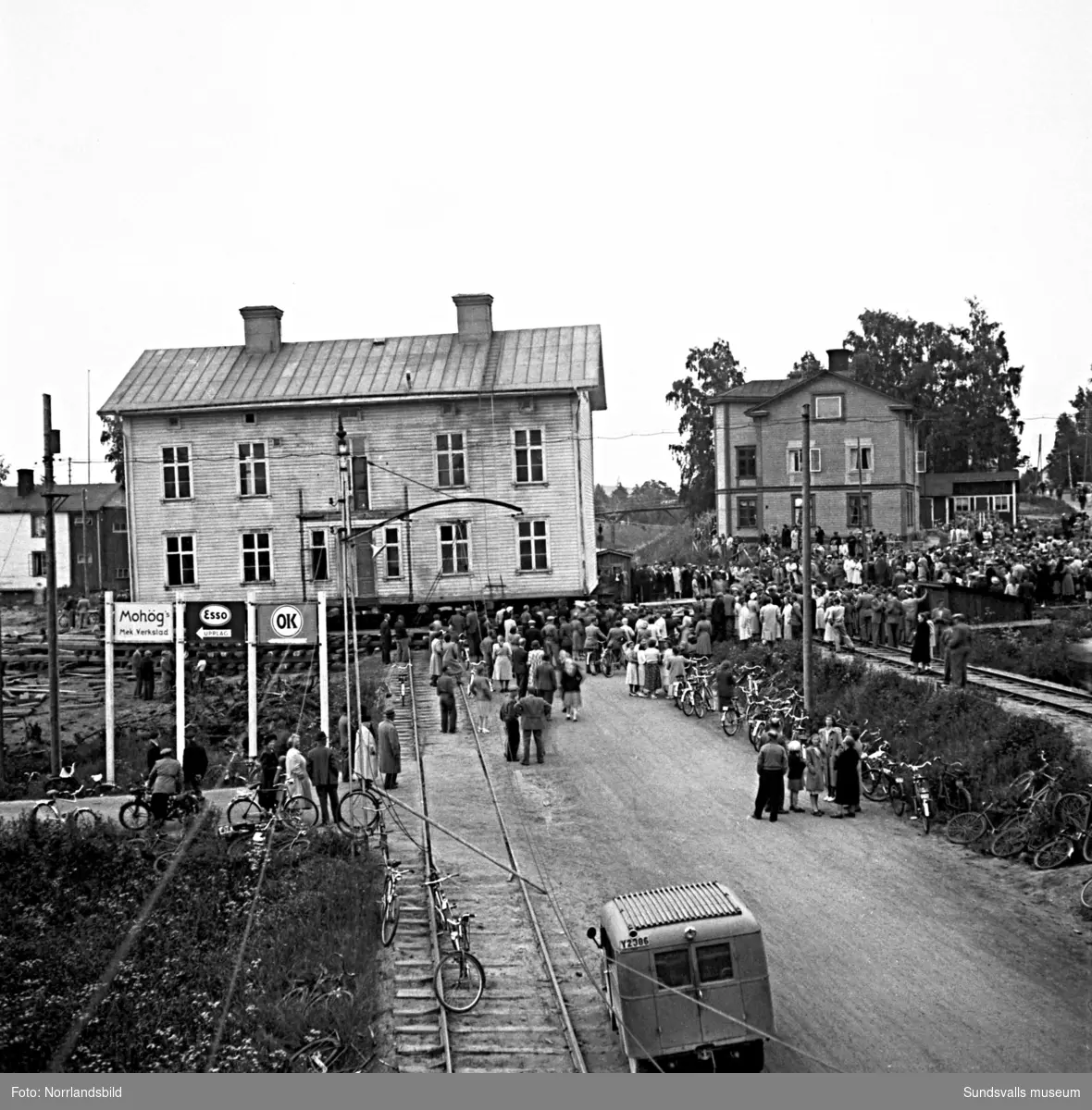 En serie bilder från den stora husflytten på Skönsmon 1949 då man flyttade prästgården från området vid Vindskärsvarv, över landsvägen och järnvägen till en ny tomt invid kyrkogården.
