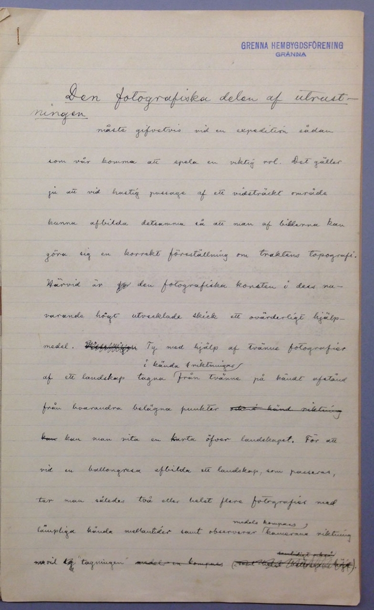 Sju handskrivan sidor: "Den fotografiska delen af utrustningen" i folioformat. I vikt omslag av samma format vars baksida har positionsangivelser från N Strindbergs fotodokumentation på nordvästra Spetsbergen 1896.
