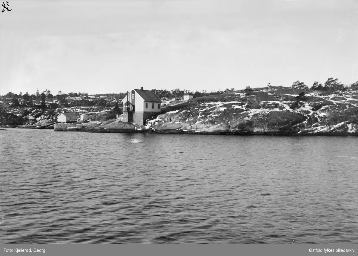 Strømstangen fyr på Stabbestadlandet på styrbord side når du seiler ut fra Kragerø.  Står der i dag og (2016).