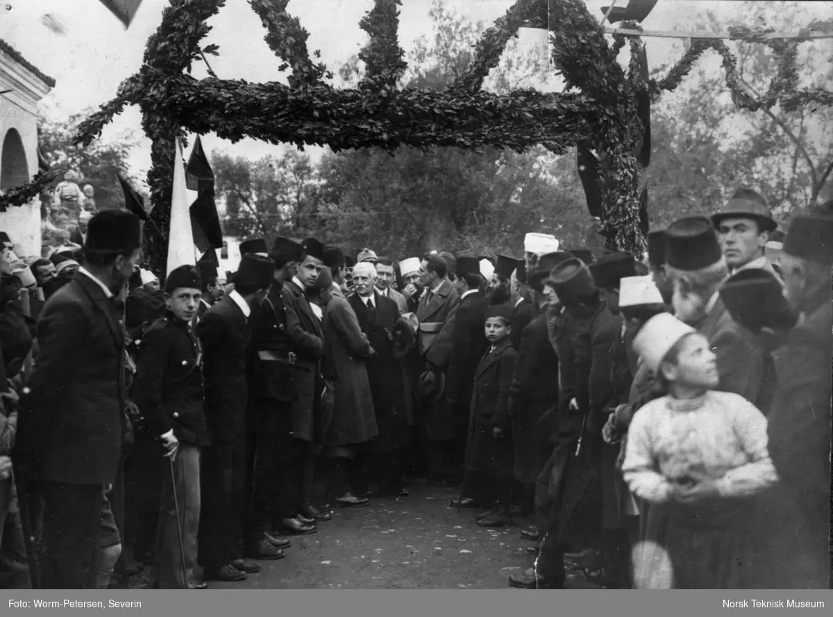 Forsamling av mennesker, festlighet. Trolig i tidligere Jugoslavia eller Albania