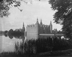 To slott, Storbritannia