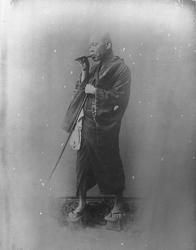 Japansk mann som røyker.