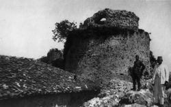 To menn ved gammel festning, Albania