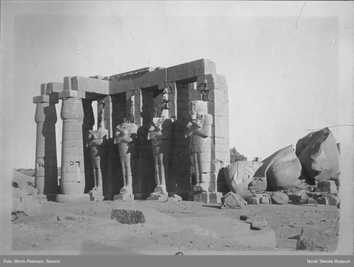 Tempelbygning med statuer