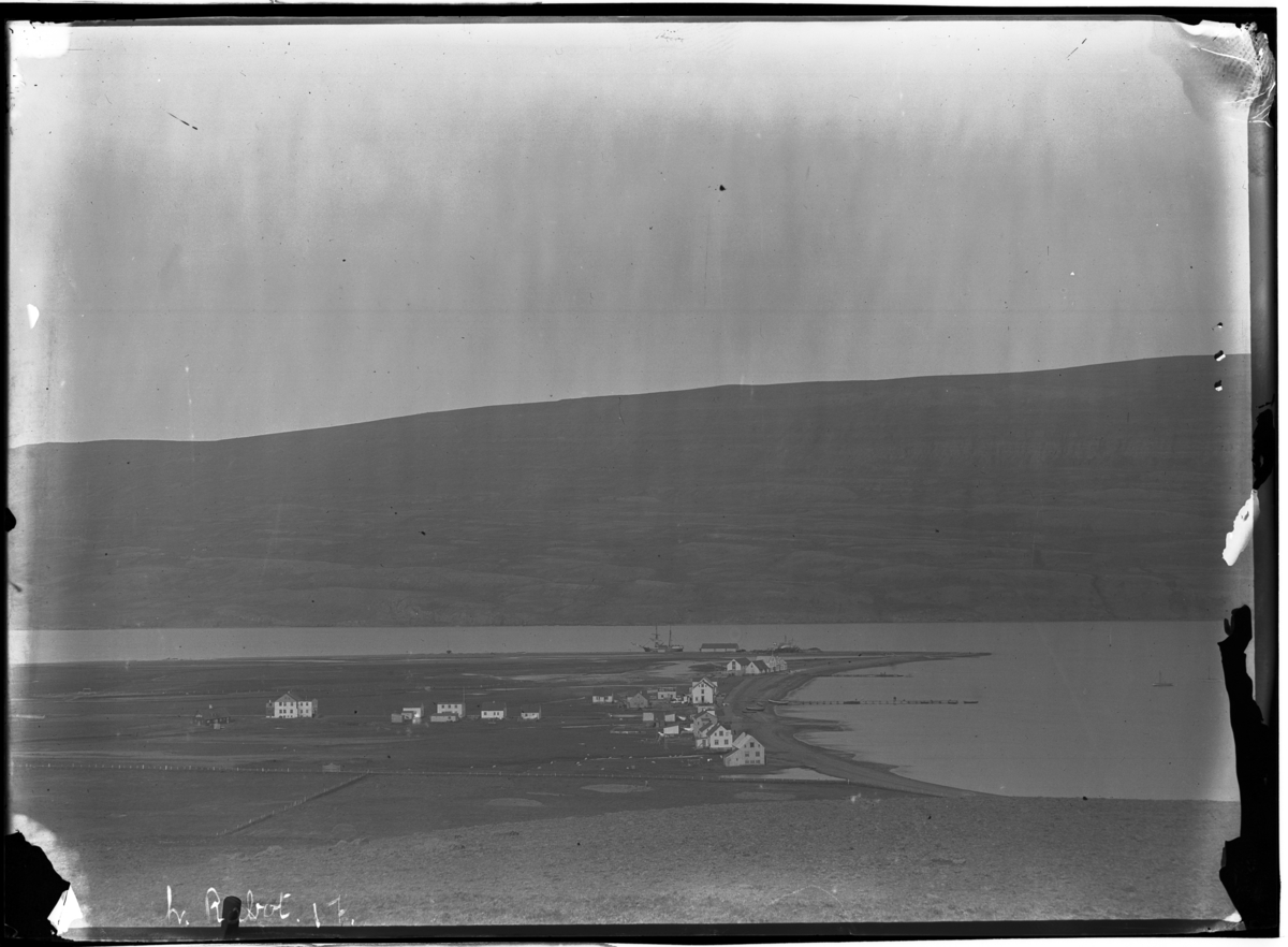 Tettsted ved kysten. Sannsynligvis mellom 1890 og 1892. Fjellet Vadlaheidi i bakgrunnen
