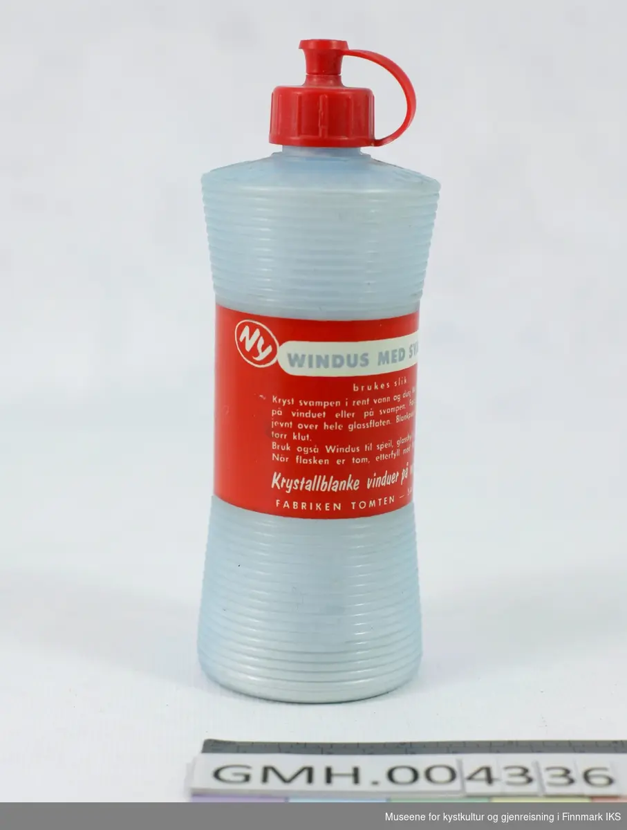 Den fleksible flasken av halvgjennomsiktig, lyseblå plast har en sylindrisk grunnform, men er litt smalere i midten. Der er produktinformasjonen påtrykt i rødt og hvit. Produktnavnet er gjennomsiktig både på frem- og baksida. Nedenfor og overfor påtrykket har flasken  horisontale riller. På oversiden av flasken er produktnavnet utpreget som relieff. Den røde korken er skrudd på flasken og har et lite lokk som sitter på spruteåpninga. Det er litt av rengjøringsmiddelet, et hvit pulver, igjen i flasken.