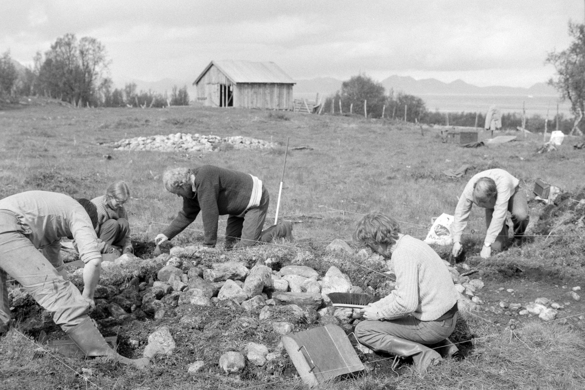 Arkeologisk undersøkelse av en gravrøys på Elgsnes.