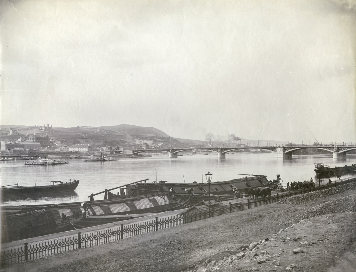 Båtar langs Donau, frå Pest-sida av byen Budapest.