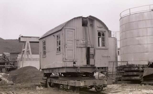 Gammel vogn del av kran (Skope)? bak Shell? - Museum Nord / DigitaltMuseum