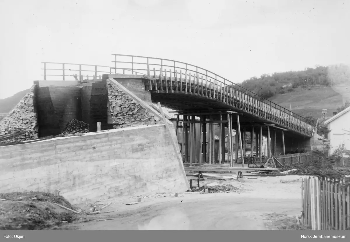 Anlegget Mosjøen-Mo i Rana : bygging av bruovergang ved Halsøy, pel 200