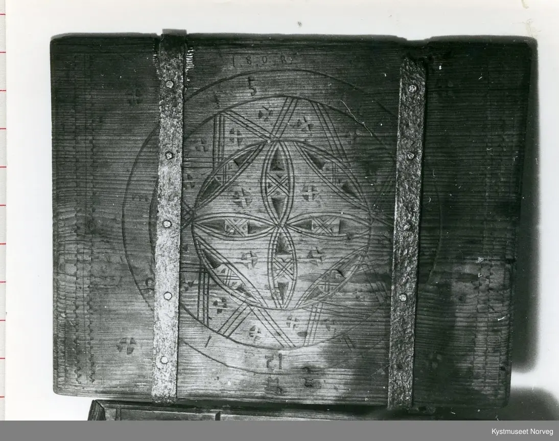 Karveskurd med 4 blads rose med kors