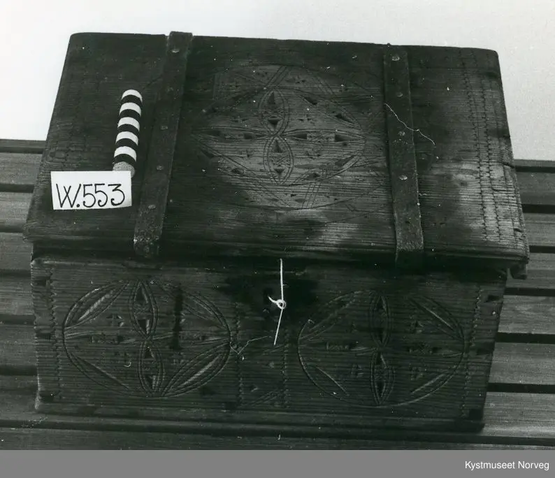 Karveskurd med 4 blads rose med kors