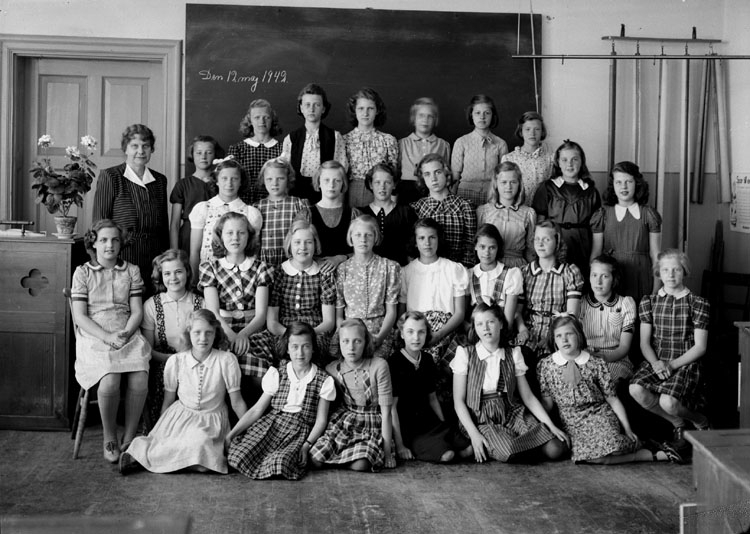 Vasaskolan, klassrumsinteriör, 31 flickor med lärarinna fröken Karin Velinder.
Sal 15.