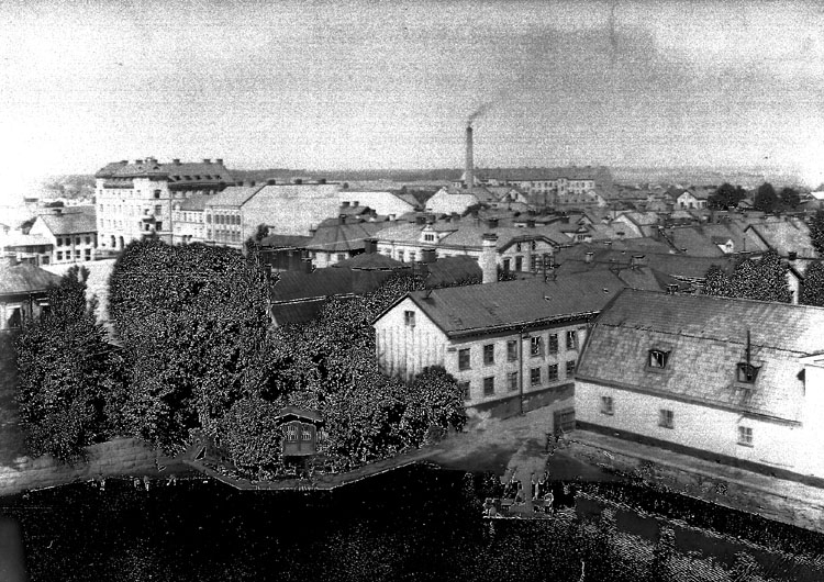 Stadsvy, utsikt från slottet mot nordväst.
Byggnader och bostadshus.