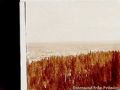 Utsikt över Östersund från Frösön.
Stereofotografi.