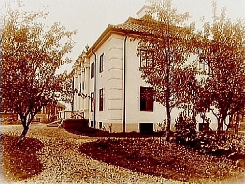 Villa i två våningar.
Bilden tagen från infarten från Olaigatan.
Disponent Axel Bengtsson