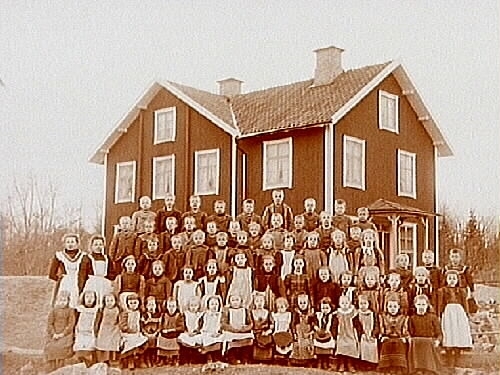 Skolbyggnad, 63 skolbarn och två lärare.