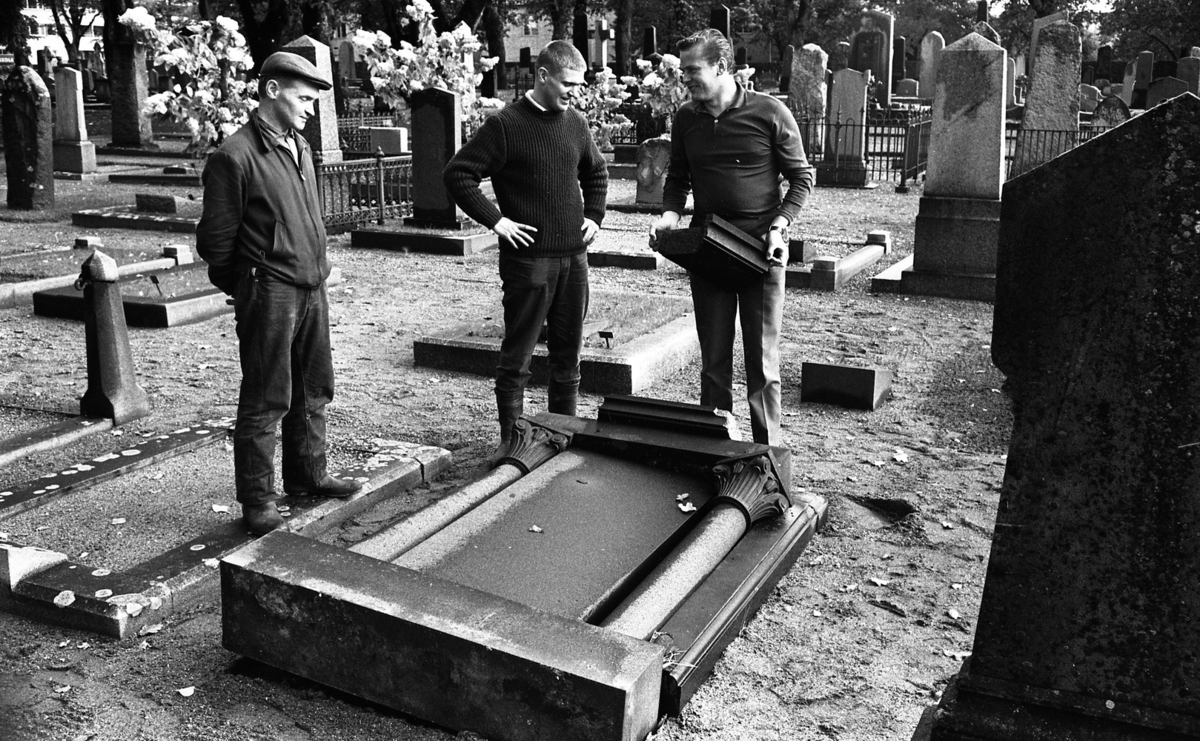 Gravskändning, Barberare 13 okt 1967

På Södra Kyrkogården står tre män vid en gravsten som vräkts omkull.